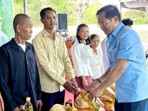 Tặng quà cho gia đình chính sách, bà con đồng bào Khmer nghèo trên địa bàn xã.