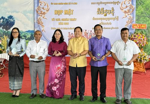 Phó Chủ tịch Ủy ban MTTQ Việt Nam tỉnh, Chủ tịch Hội Nông dân tỉnh An Giang Nguyễn Văn Cọp; Bí thư Đảng ủy, Chủ tịch HĐND xã Ô Lâm Mai Thị The tặng quà cho cán bộ, công chức xã Ô Lâm.