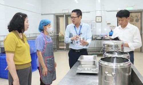  Đoàn liên ngành kiểm tra, hướng dẫn cách lưu mẫu thức ăn đúng quy định tại Trường Tiểu học Đông Thành phân hiệu 2 (phường Bắc Giang). 