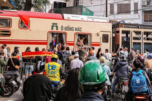 “Tàu 5 cửa ô” đi qua phố cổ, cho thấy sức hút của loại hình du lịch trải nghiệm gắn với không gian đô thị di sản.