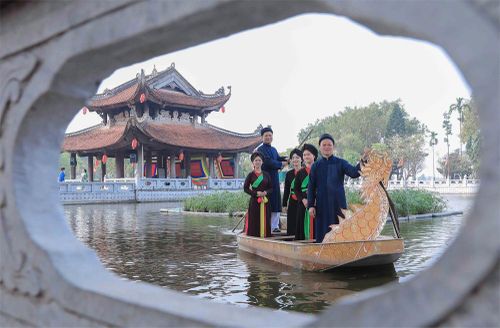 Khoảnh khắc liền anh, liền chị biểu diễn quan họ tại Đền Đô (Bắc Ninh) là sự kết hợp tinh tế giữa không gian văn hóa tâm linh và làn điệu ngọt ngào, đậm đà bản sắc dân tộc.