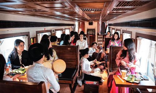 Không gian bên trong toa tàu trở thành sân khấu trình diễn nghệ thuật dân gian, nơi du khách được trực tiếp thưởng thức âm nhạc truyền thống trong hành trình khám phá Thủ đô.