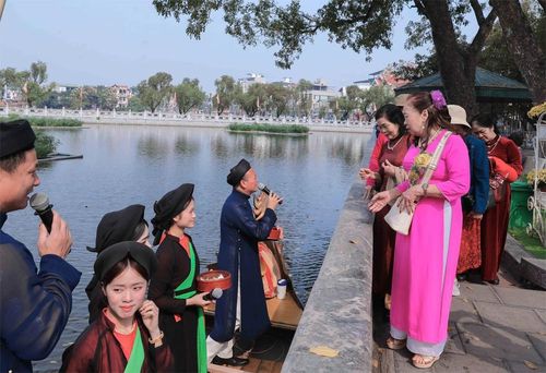 Các liền anh, liền chị giao lưu trực tiếp với du khách, lan tỏa giá trị văn hóa truyền thống tới cộng đồng.