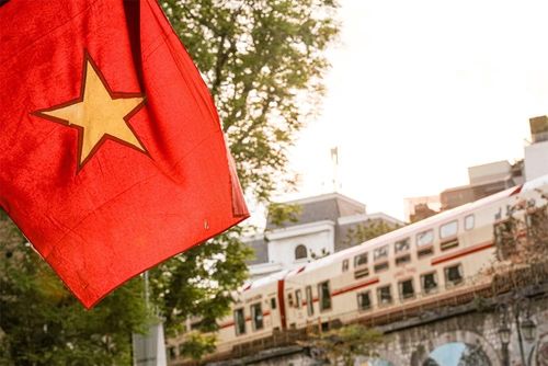 Đoàn tàu trải nghiệm, tạo điểm nhấn thị giác giàu cảm xúc, khơi gợi niềm tự hào về bản sắc văn hóa và lịch sử Hà Nội.