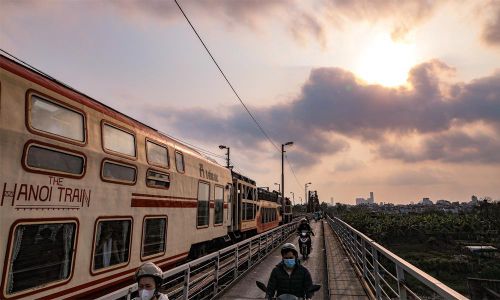 “Tàu 5 cửa ô” lăn bánh trong ánh hoàng hôn trên cầu Long Biên, hành trình trải nghiệm không gian văn hóa – lịch sử Hà Nội từ góc nhìn mới, kết nối quá khứ với nhịp sống hiện đại của Thủ đô.