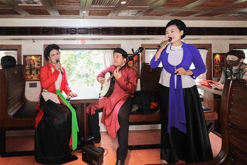 Các tiết mục ca trù, hát dân gian được biểu diễn ngay trên tàu, mang đến không gian thưởng thức nghệ thuật truyền thống giữa hành trình di chuyển.
