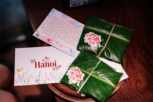 Những phần quà mang đậm hồn ẩm thực Việt và thiệp lưu niệm được chuẩn bị cho du khách trên tàu, góp phần nâng cao trải nghiệm văn hóa địa phương.