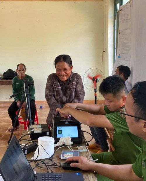 Nhiều người dân thôn Sông Y lần đầu tiếp cận dịch vụ số. Ảnh: TRÀ TÂN