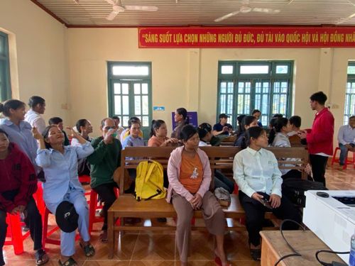 80% người dân thôn Sông Y chưa từng tiếp cận với điện thoại thông minh hoặc các dịch vụ số. Ảnh: Trà Tân