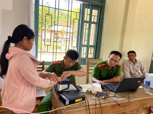 Các chiến sĩ Công an xã Trà Tân hỗ trợ người dân làm căn cước. Ảnh: TRÀ TÂN