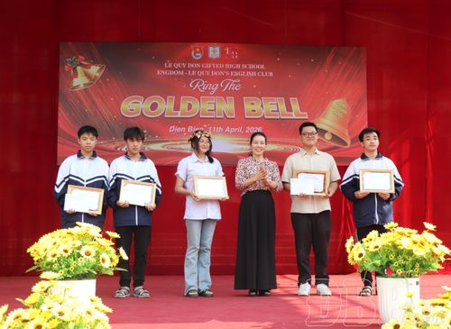 Nhà giáo Ưu tú Bùi Thị Anh, Hiệu trưởng Trường THPT Chuyên Lê Quý Đôn trao giải thưởng cho các thí sinh xuất sắc.