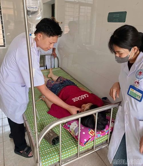Chị Thào Thị Pàng được các y, bác sĩ Trạm Y tế xã chăm sóc tận tình.