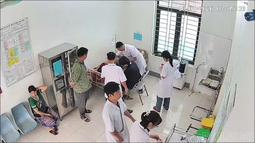 Đội ngũ y, bác sĩ Trạm Y tế xã Mỏ Vàng triển khai các biện pháp cấp cứu ban đầu theo đúng quy trình.