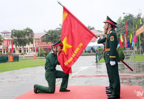 Chiến sĩ mới Sư đoàn 346 thực hiện nghi thức hôn Quân kỳ trong Lễ tuyên thệ, thể hiện lòng trung thành tuyệt đối với Đảng, Tổ quốc và Nhân dân.