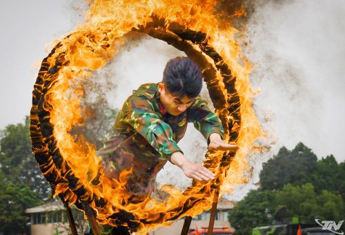 Nội dung huấn luyện "bay qua vòng lửa" minh chứng cho tinh thần dũng cảm, vượt qua giới hạn bản thân của chiến sĩ đặc công.