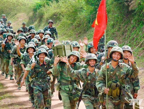 Cán bộ, chiến sĩ Tiểu đoàn 9, Trung đoàn 141, Sư đoàn 3 hành quân từ thao trường trở về đơn vị trong niềm vui hoàn thành xuất sắc nhiệm vụ huấn luyện, lan tỏa khí thế thi đua sôi nổi.