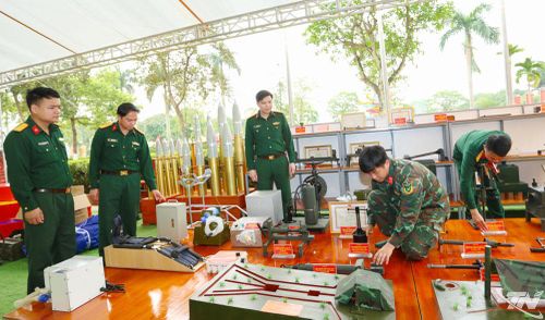 Cán bộ, nhân viên Xưởng X79 (Cục Hậu cần - Kỹ thuật Quân khu) chuẩn bị trưng bày sáng kiến, cải tiến kỹ thuật chào mừng sự kiện đón nhận danh hiệu Anh hùng LLVT nhân dân của Quân khu 1, góp phần nâng cao chất lượng bảo đảm kỹ thuật.