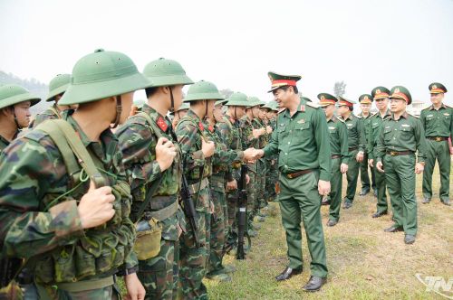 Trung tướng Trương Mạnh Dũng, Tư lệnh Quân khu 1 trực tiếp động viên cán bộ, chiến sĩ Trung đoàn 246, Sư đoàn 346.
