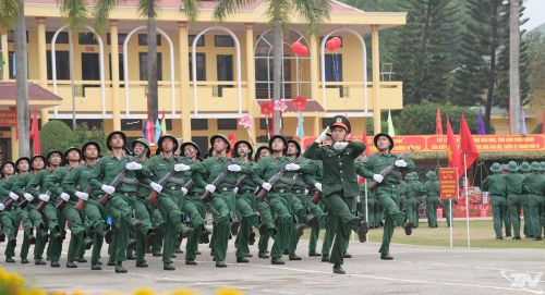 Cán bộ, chiến sĩ Trung đoàn 141, Sư đoàn 3 diễu duyệt đội ngũ trong Lễ ra quân huấn luyện, thể hiện nền nếp chính quy, kỷ luật nghiêm minh.