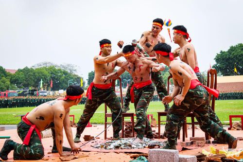 Chiến đấu viên Tiểu đoàn Đặc công 20 biểu diễn khí công tâm pháp, thể hiện bản lĩnh, ý chí và kỹ năng chiến đấu đặc thù.