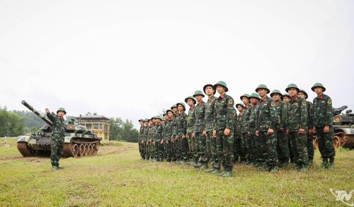 Lãnh đạo Lữ đoàn Xe tăng 409 quán triệt nhiệm vụ trước giờ huấn luyện, tạo sự thống nhất ý chí và hành động cho bộ đội.
