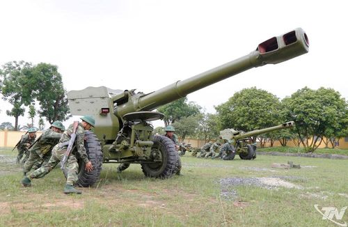 Khẩu đội pháo 152mm, Lữ đoàn Pháo binh 382 thực hành chiếm lĩnh trận địa, thể hiện khả năng cơ động nhanh, triển khai chính xác, sẵn sàng đánh trả mục tiêu.