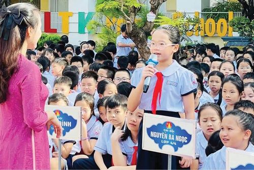 Chào cờ đầu tuần tại Trường Tiểu học Lý Thường Kiệt