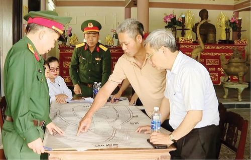  Đoàn công tác tìm hiểu vị trí chôn cất phục vụ việc lấy mẫu ADN tìm danh tính Liệt sĩ