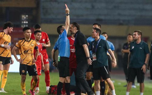 HLV Popov nhận thẻ đỏ trong trận đấu với Thanh Hóa tại vòng 18 V-League 2025-2026.