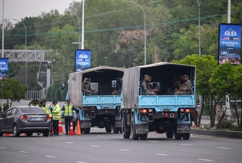 Lực lượng an ninh Pakistan được triển khai dày đặc quanh các khu vực trọng yếu. Ảnh: AFP/Getty Images