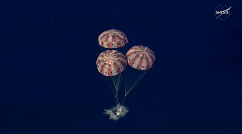 Khoảnh khắc tàu Orion đáp xuống mặt nước. Ảnh: NASA