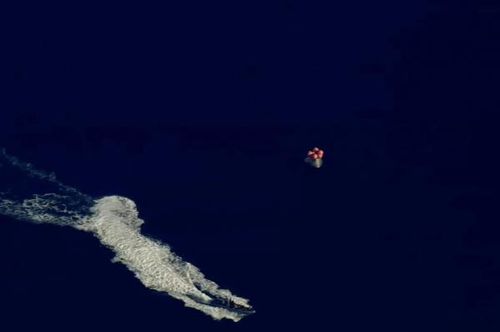 Phương tiện cứu hộ tiếp cận tàu Orion. Ảnh: Reuters