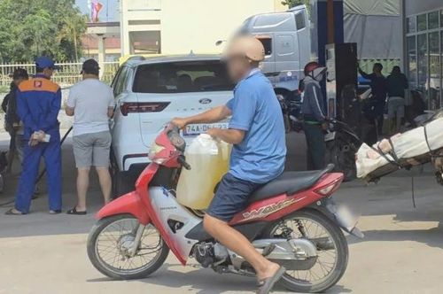 Hành vi vận chuyển, tích trữ, mau bán xăng dầu trái phép vừa gây nguy hiểm mất an toàn vừa vi phạm pháp luật. 