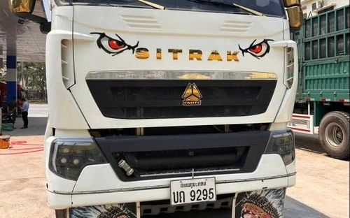 Phương tiện Hồ Viết Kham điều khiển vận chuyển gần 1.290 lít dầu qua biên giới để mua bán trái phép. 