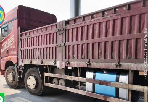 Phương tiện cải tạo, lắp đặt thêm bồn chứa để vận chuyển xăng dầu trái quy định qua biên giới bị lực lượng chức năng phát hiện. 
