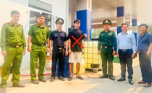 Hồ Viết Kham bị cơ quan chức năng ở Quảng Trị phát hiện khi đang có hành vi vận chuyển trái phép 1.290 lít dầu qua biên giới tại khu vực Cửa khẩu quốc tế Lao Bảo. 