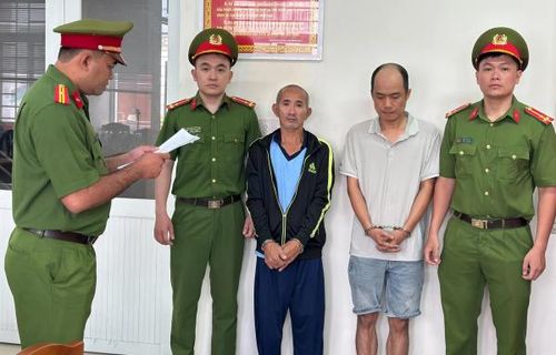 Sau va chạm giao thông, Đoàn Quang Lân (43 tuổi, ngụ phường Tân Thuận) và Lê Thanh Bân (48 tuổi, ngụ phường Tân Hưng) lao vào đánh nhau. Ngày 14/2, Cơ quan cảnh sát điều tra Công an TP Hồ Chí Minh đã khởi tố bị can và bắt tạm giam về tội "gây rối trật tự công cộng".