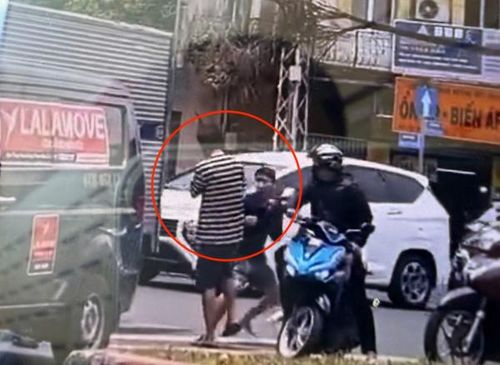 Hai tài xế ô tô đánh nhau tại Hải Thượng Lãn Ông sau va chạm giao thông.
