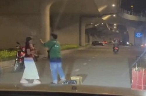Đối tượng Bùi Quang Hiếu chửi bới đập phá hành lý của người nữ.