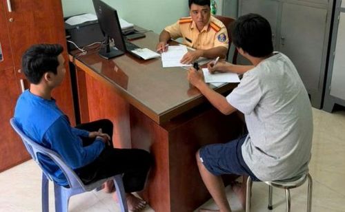 CSGT làm việc với hai tài xế đánh nhau tại Hải Thượng Lãn Ông, phường Chợ Lớn.