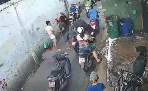 Đối tượng Nguyễn Khắc Phi (đội mũ bảo hiểm màu đỏ) đánh cả người can ngăn là anh Nguyễn Văn Quang (34 tuổi, áo thun trắng).
