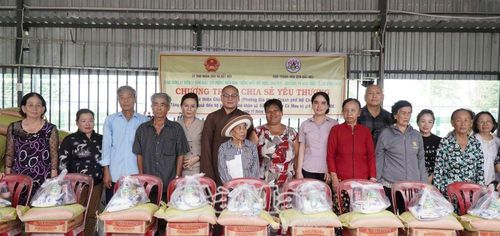 Những phần quà yêu thương được trao tận tay các hộ nghèo, cận nghèo và gia đình khó khăn.