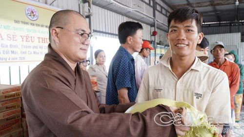  Đại đức Thích Nhuận Trí, đại diện Đạo tràng Hoa Sen tặng gạo cho gia đình có hoàn cảnh khó khăn.