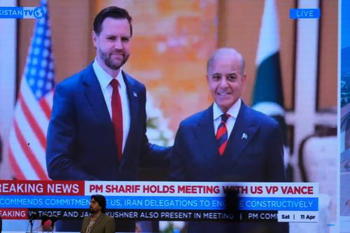 Đài truyền hình quốc gia Pakistan phát sóng hình ảnh Phó Tổng thống Mỹ JD Vance gặp Thủ tướng Pakistan Shehbaz Sharif, tại Islamabad, Pakistan, ngày 11/4/2026. (Ảnh: AP/Anjum Naveed)