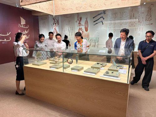 Đoàn xem hiện vật tại khu trưng bày "Vườn Chuối". Ảnh: Hoàng Quyên