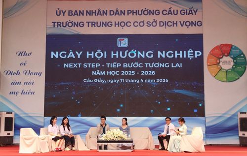 Cựu học sinh THCS Dịch Vọng giao lưu với học sinh lớp 9. Ảnh: ND