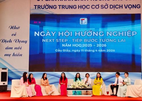 Khách mời và các thầy cô giáo trao đổi với phụ huynh, học sinh về hành trình chinh phục kỳ thi lớp 10. Ảnh: ND