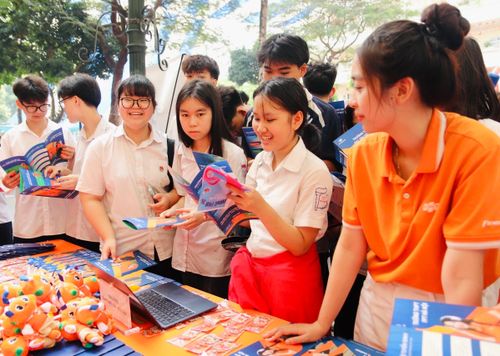 Học sinh trực tiếp được các trường tư vấn. Ảnh: ND