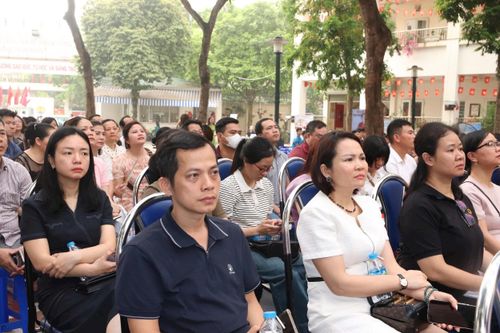 Phụ huynh lớp 9 lắng nghe tư vấn của chuyên gia và thầy cô giáo. Ảnh: ND