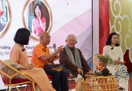 Các diễn giả chia sẻ về vai trò của sách và thói quen đọc trong đời sống hiện nay. Ảnh: Thái Hà Books
